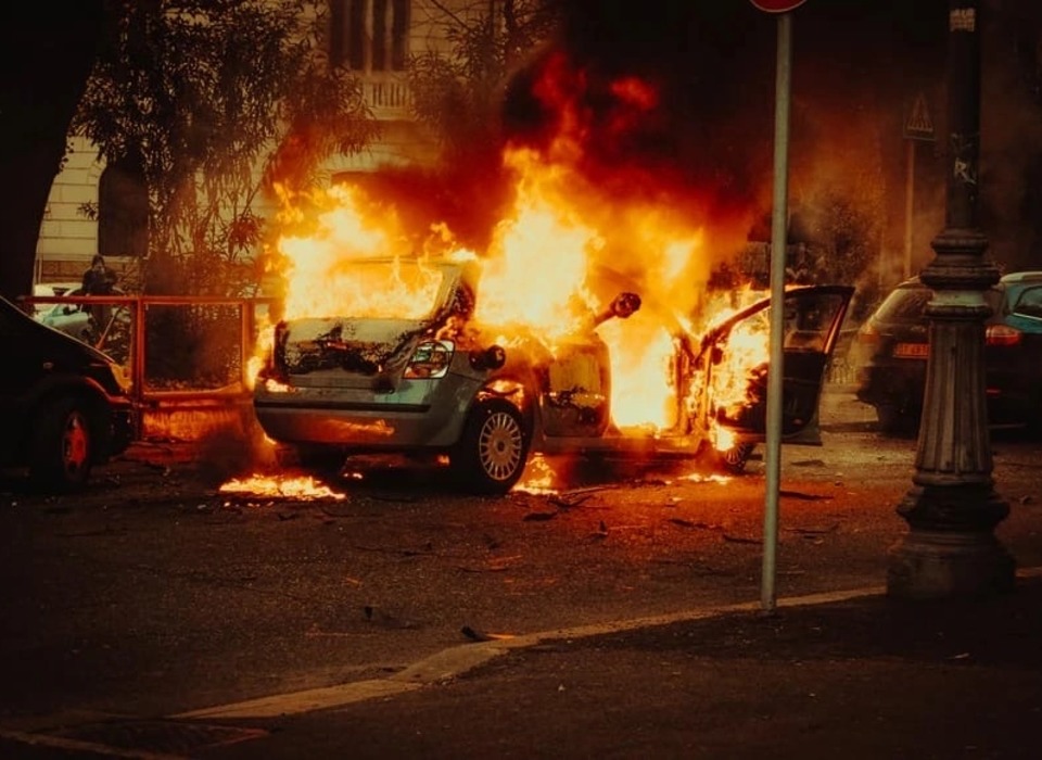 В Кировском районе Волгограда во время движения загорелся автомобиль